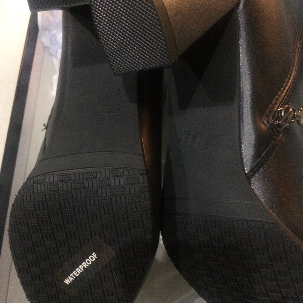 Aqua College Women's Taylor Waterproof Booties - Picture 6 of 6